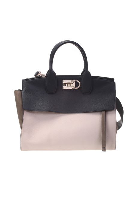 Shop SALVATORE FERRAGAMO  Borsa: Salvatore Ferragamo maxi Studio Soft Bag.
Fianchi in suede.
Leggera e sfoderata.
Grande tasca frontale chiusa da zip e lungo tiretto in pelle.
Patta stondata.
Pouch interna estraibile.
Piedini con borchie.
Chiusura con slider Gancini in finitura dorata.
Dimensioni: Altezza 29 cm, Lunghezza 50 cm, Profondità 20 cm.
Composizione: 100% pelle di vitello.
Fabbricato in Italia.. 211772 THE STUDIO-031759187